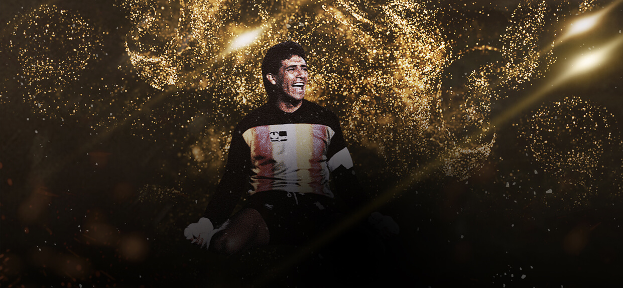 Celebración de Carlos Luis Morales al atajar penal a José Tiburcio Serrizuela