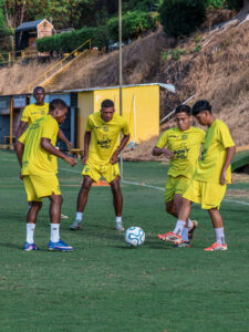 Selectivo de formativas de Barcelona SC entrenando con el primer equipo