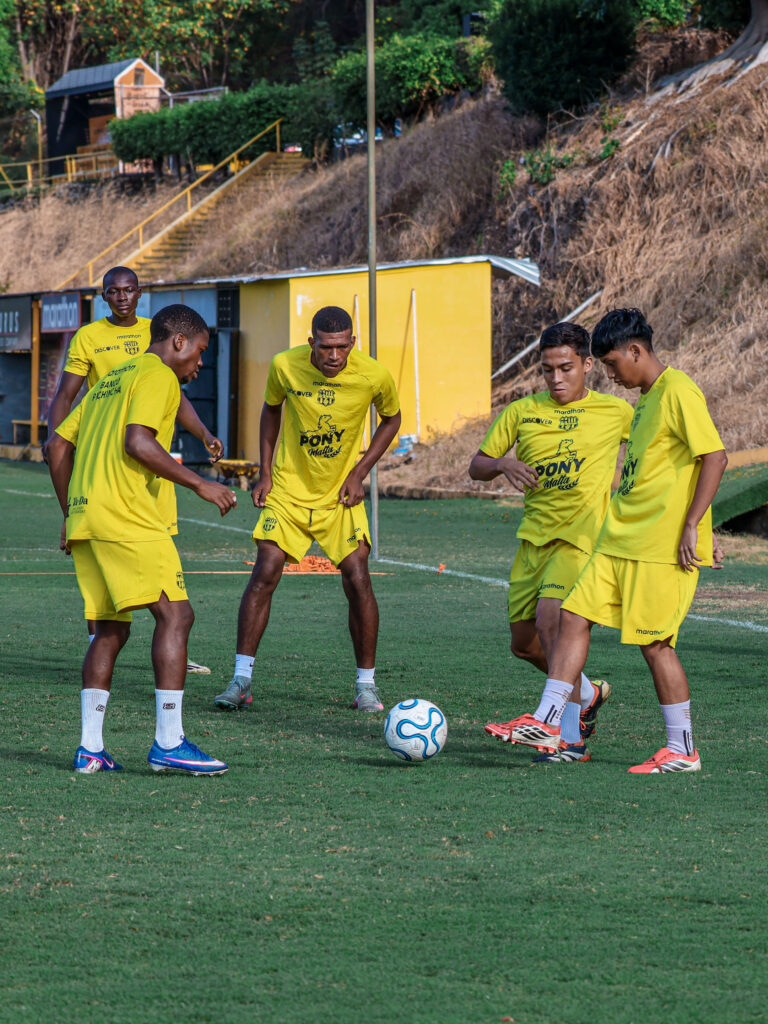 Selectivo de formativas de Barcelona SC entrenando con el primer equipo