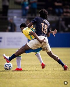 Ezequiel Toala disputa el balón con un jugador de Brasil en la CONMEBOL Liga Evolución U15.