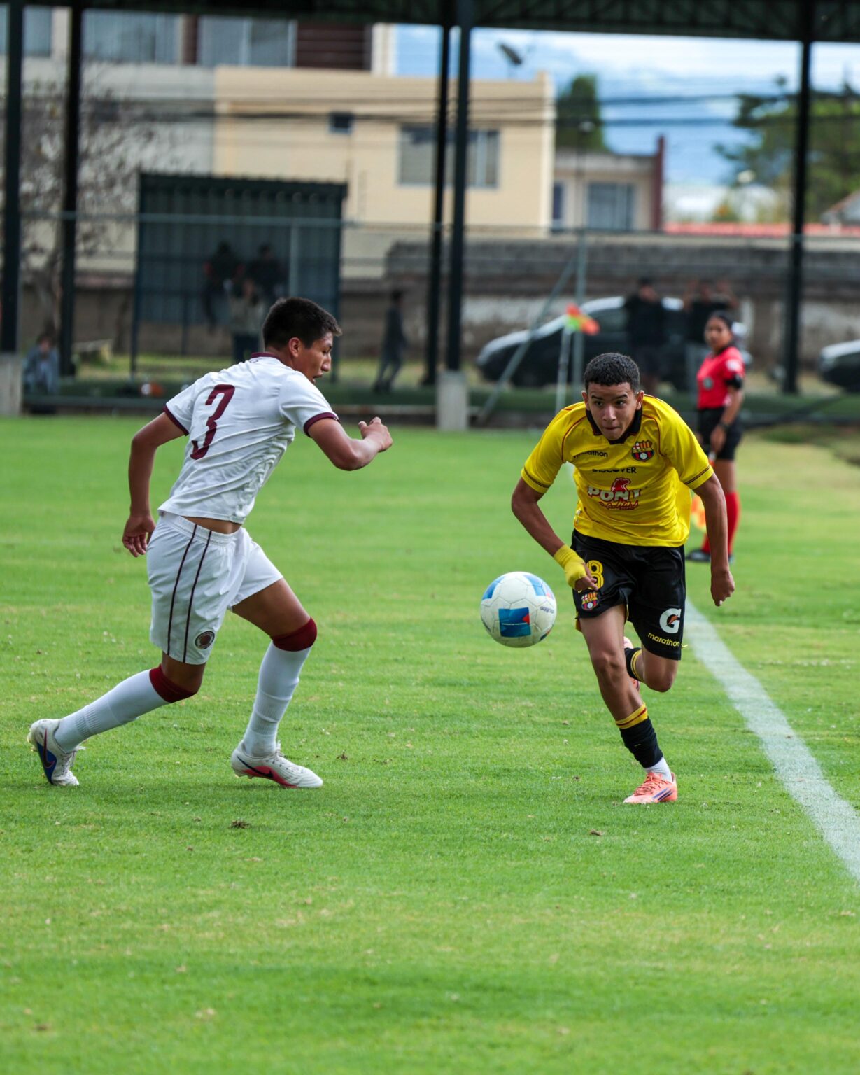 Jugador de los Eutimios disputa el balón ante un rival de Vinotinto FC en Plaza Sport del Valle.