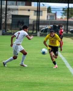 Jugador de los Eutimios disputa el balón ante un rival de Vinotinto FC en Plaza Sport del Valle.