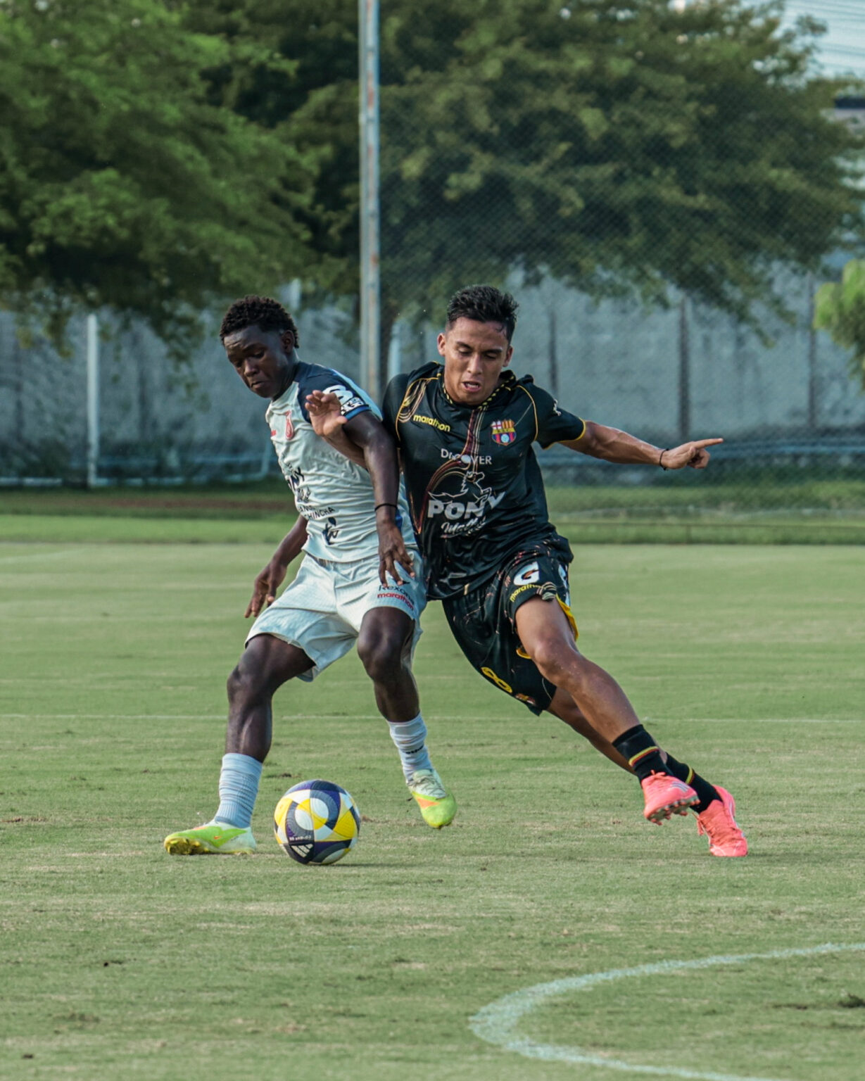 Un jugador del selectivo U17 de Barcelona SC disputa el balón con un futbolista de Ecuador U15 durante el amistoso.