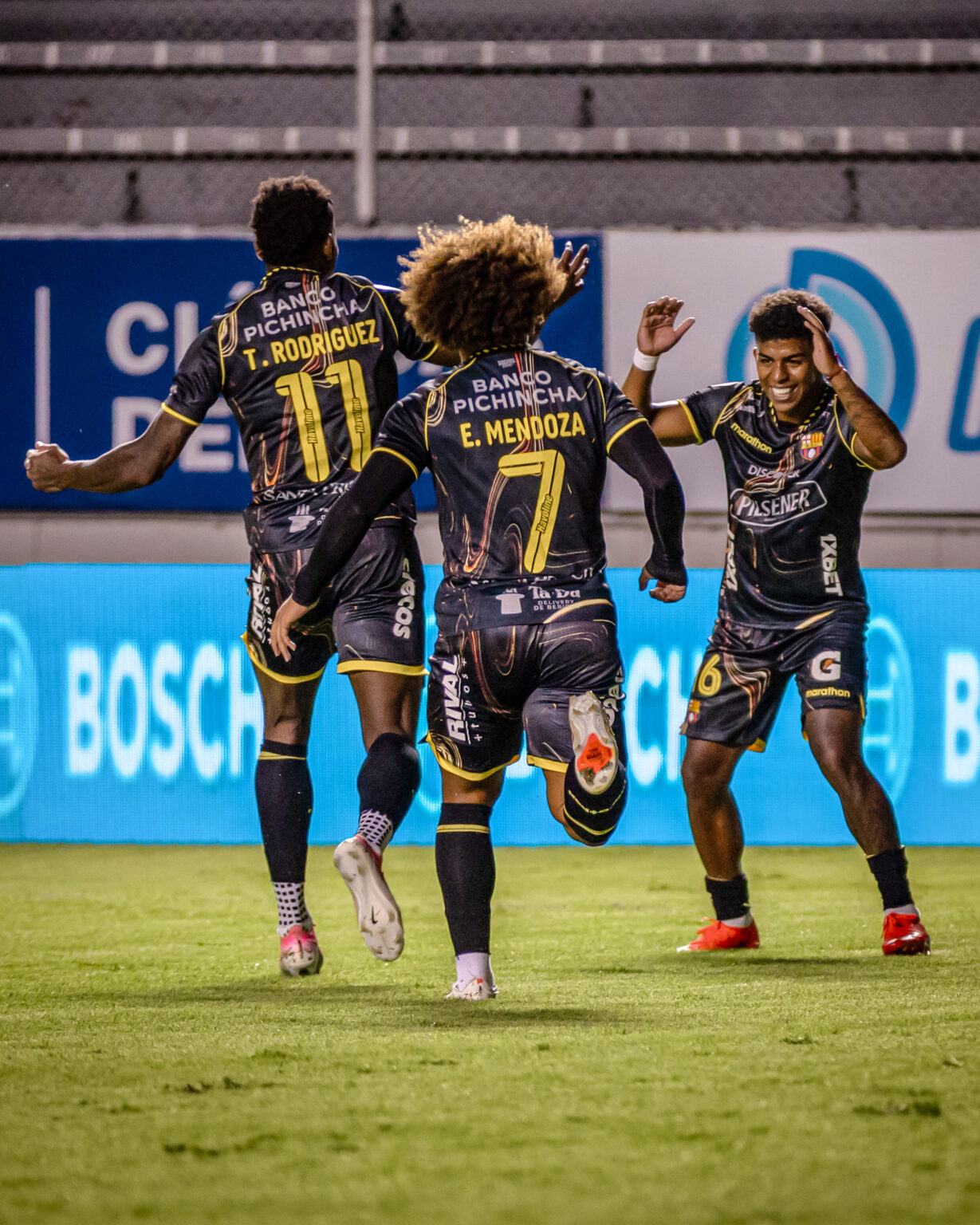 Jugadores de Barcelona SC celebran un gol durante la victoria por 0-4 ante Aucas en Quito.