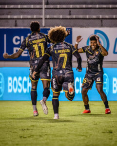Jugadores de Barcelona SC celebran un gol durante la victoria por 0-4 ante Aucas en Quito.