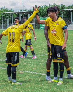 Jugadores de Barcelona SC U15 celebran chocando las manos durante el encuentro ante 9 de Octubre en Casa Finca.