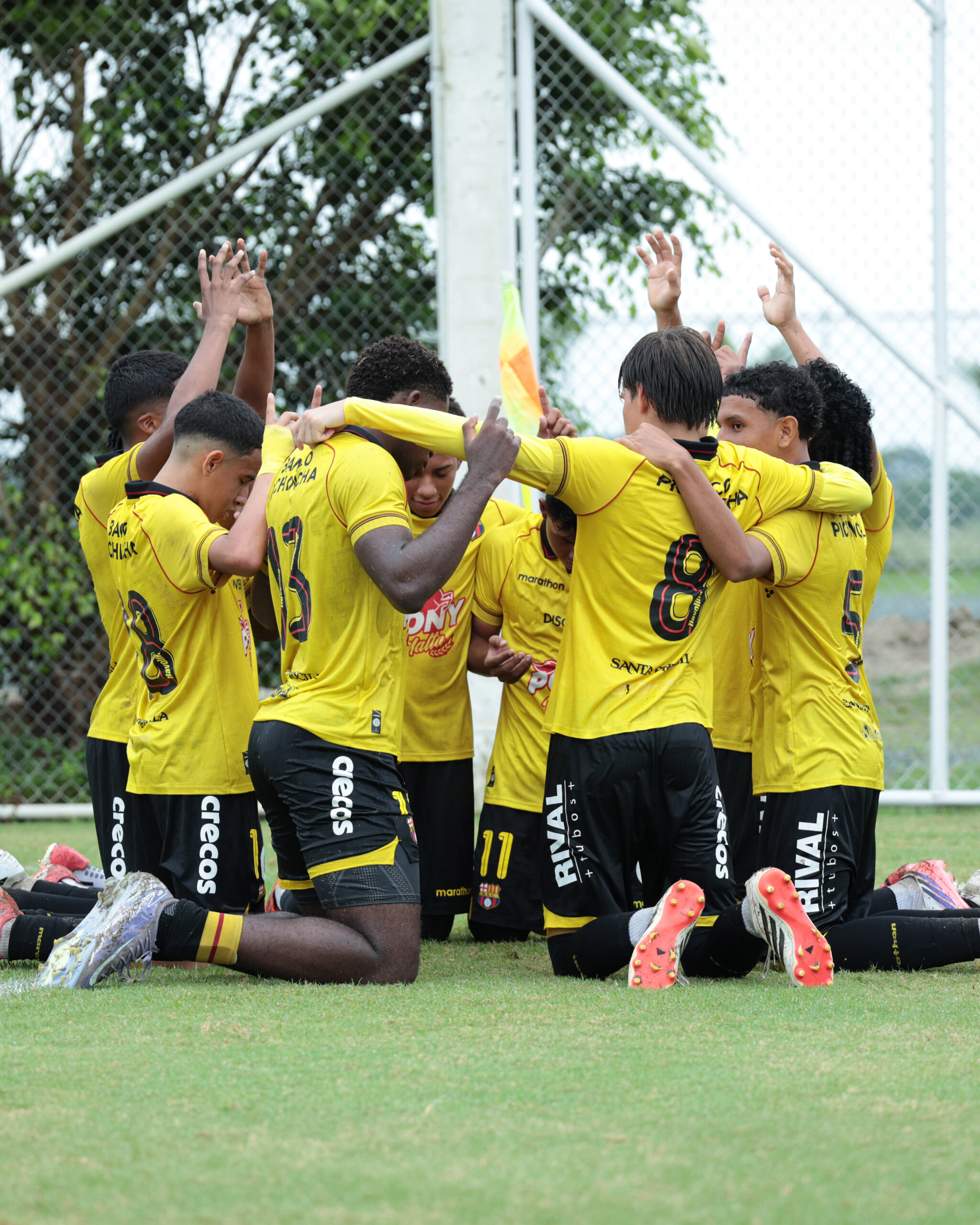 Jugadores de Barcelona SC arrodillados y abrazados en grupo en Casa Finca, durante la jornada del Clásico del Astillero U15.
