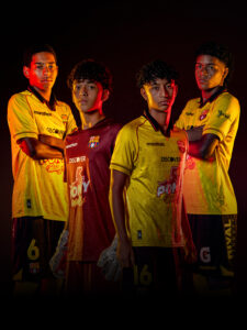 Cuatro Eutimios convocados a Ecuador U15 posan con los uniformes de Barcelona SC.