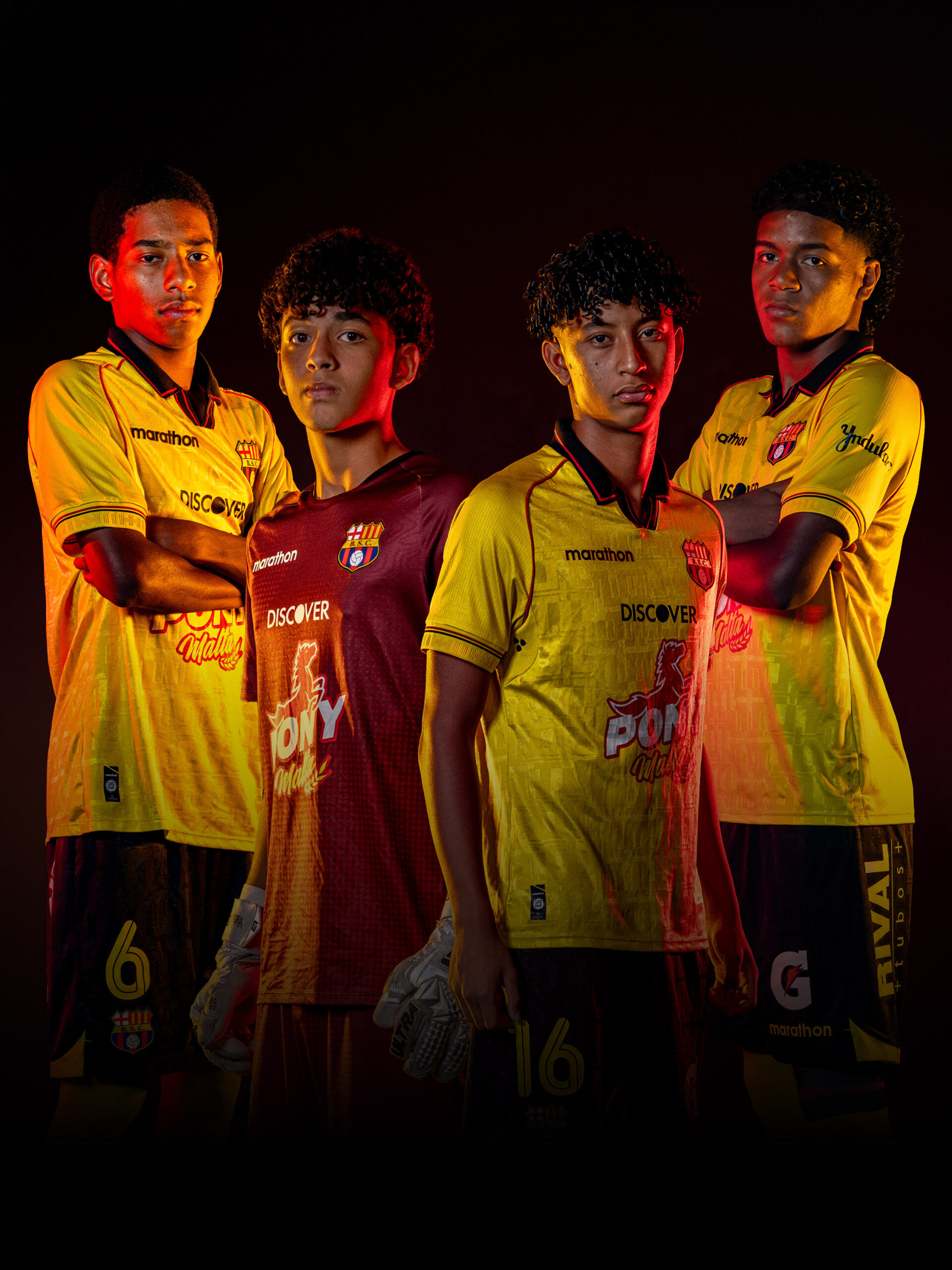 Cuatro Eutimios convocados a Ecuador U15 posan con los uniformes de Barcelona SC.