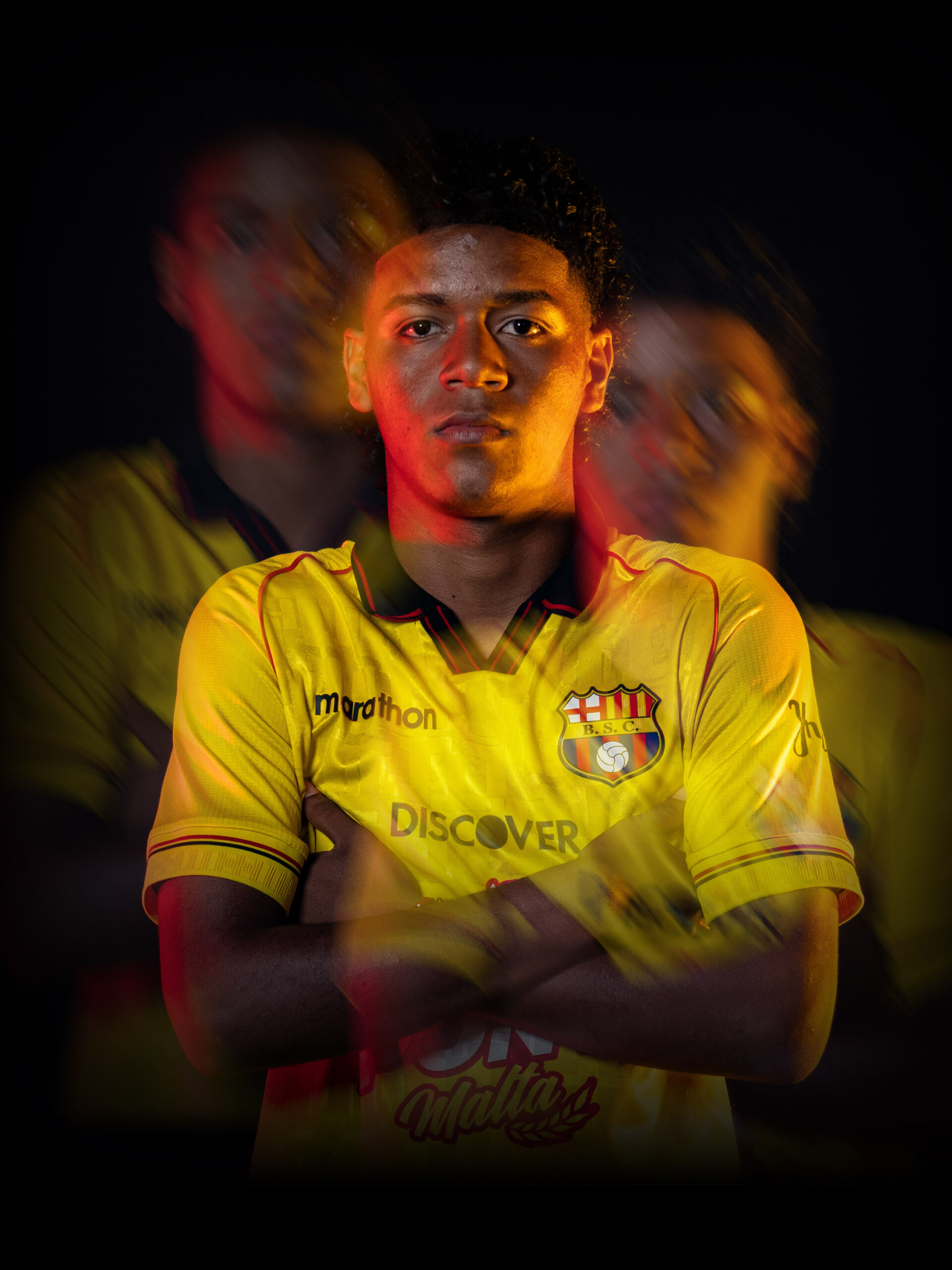 Ezequiel Toala posa con los brazos cruzados y la camiseta amarilla de Barcelona SC.