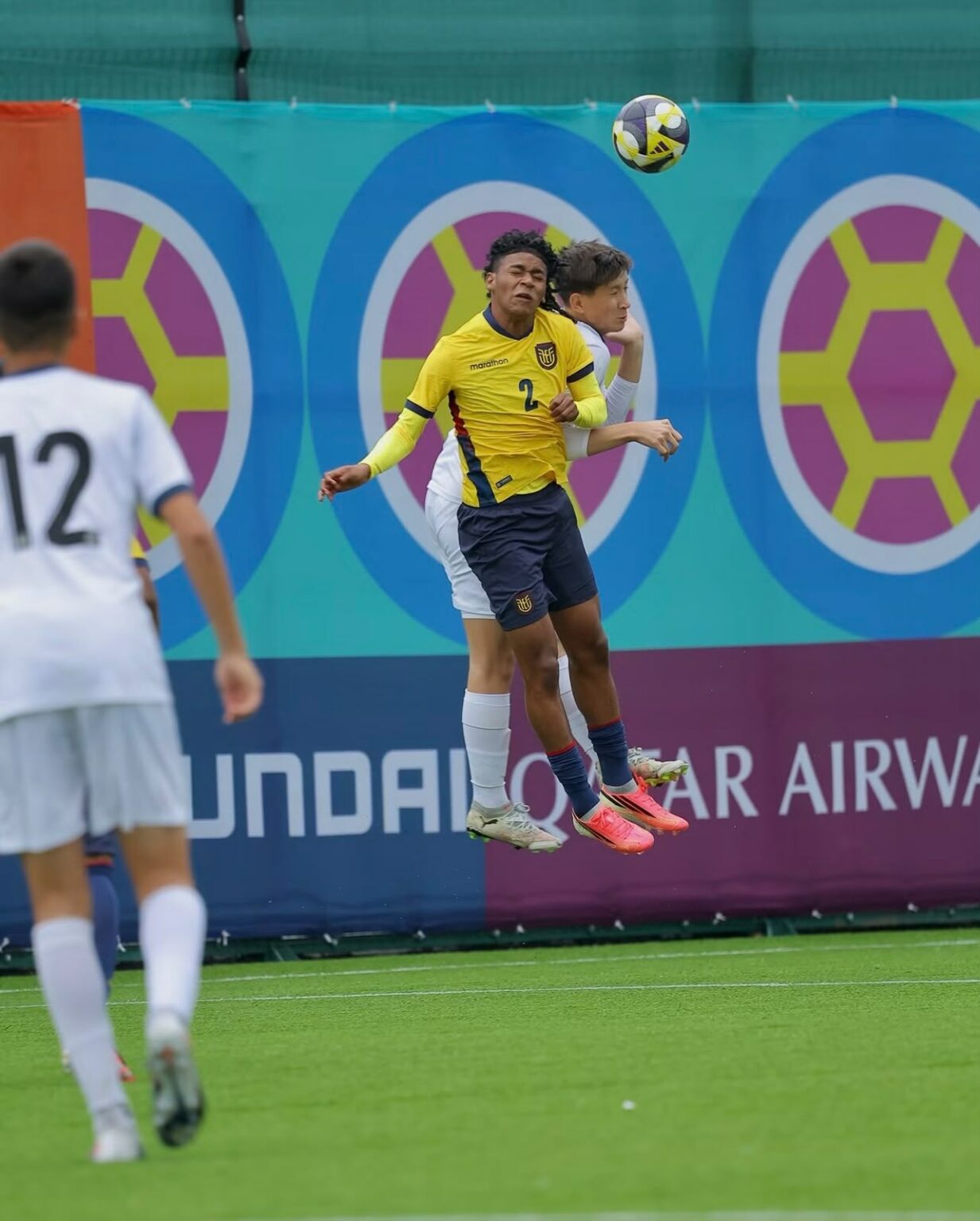 Ezequiel Toala disputa un balón aéreo con Ecuador en el Mundial U15 de Azerbaiyán.