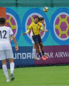 Ezequiel Toala disputa un balón aéreo con Ecuador en el Mundial U15 de Azerbaiyán.