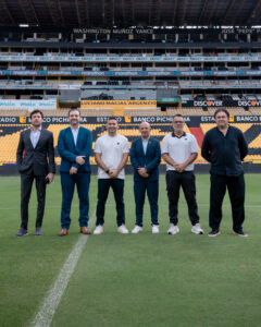Foto grupal en la cancha del estadio Banco Pichincha durante la visita de integrantes del cuerpo técnico de Marcelo Gallardo a Barcelona SC.