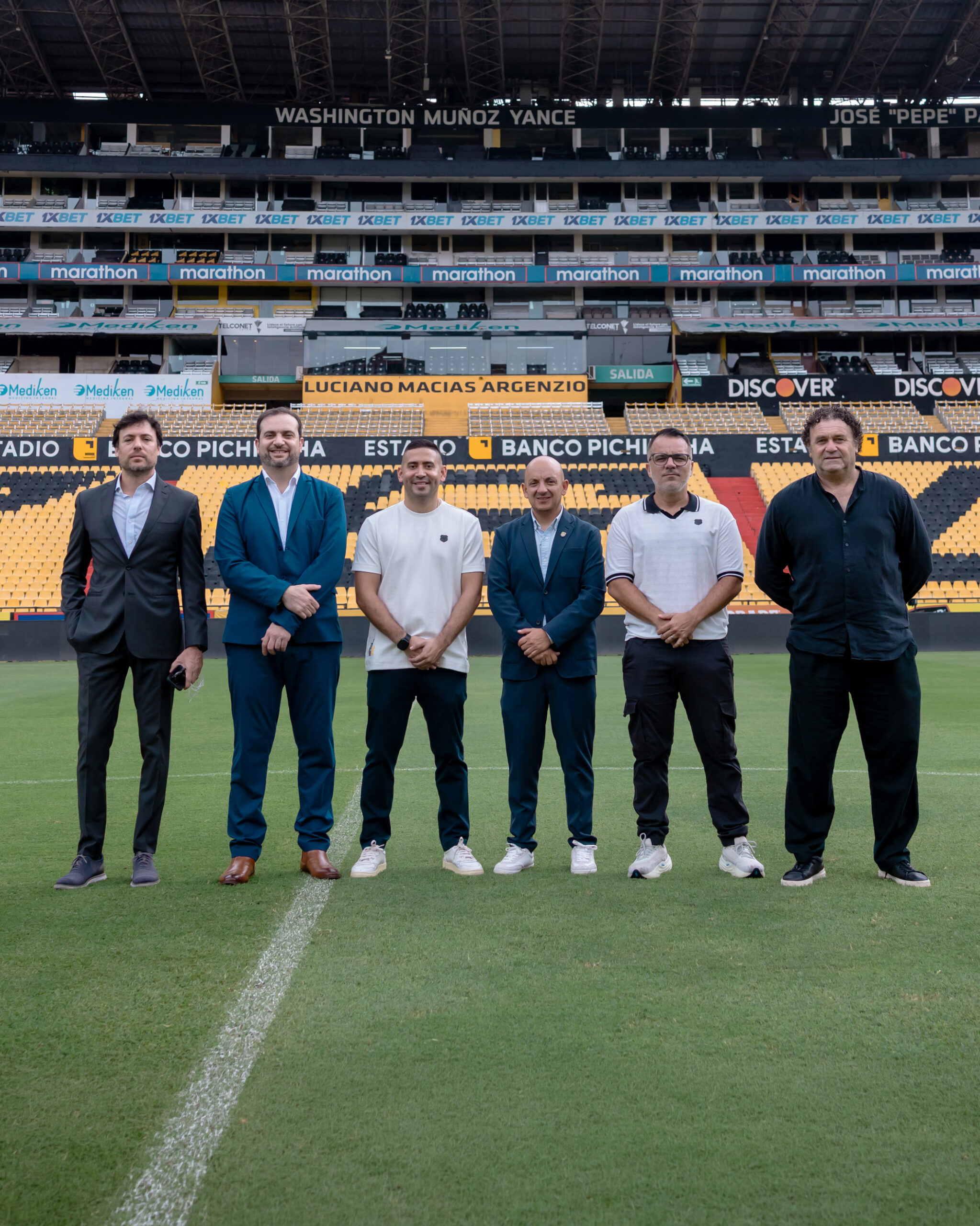 Foto grupal en la cancha del estadio Banco Pichincha durante la visita de integrantes del cuerpo técnico de Marcelo Gallardo a Barcelona SC.