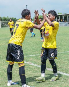 Dos jugadores de la U15 de Barcelona SC celebran chocando las manos en Casa Finca.
